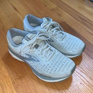 Women’s brooks running shoes